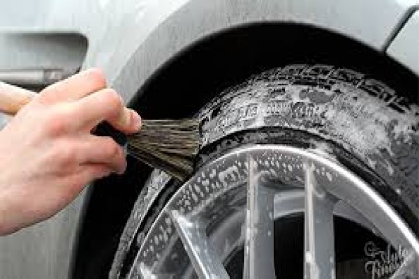چگونه رینگ و لاستیک ماشین را برق بندازیم؟